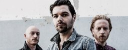 VIDEO: Pokřivená realita světa Biffy Clyro zasypaná střepy