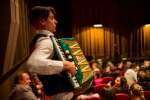 Mandrage odstartovali v Plzni akustické turné v oblecích a mezi divadelními kulisami