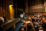 Mandrage odstartovali v Plzni akustické turné v oblecích a mezi divadelními kulisami