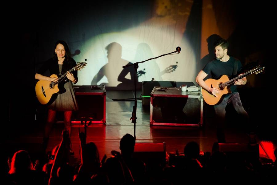 Mexické kytarové duo Rodrigo y Gabriela zaplnilo pražskou Archu energií