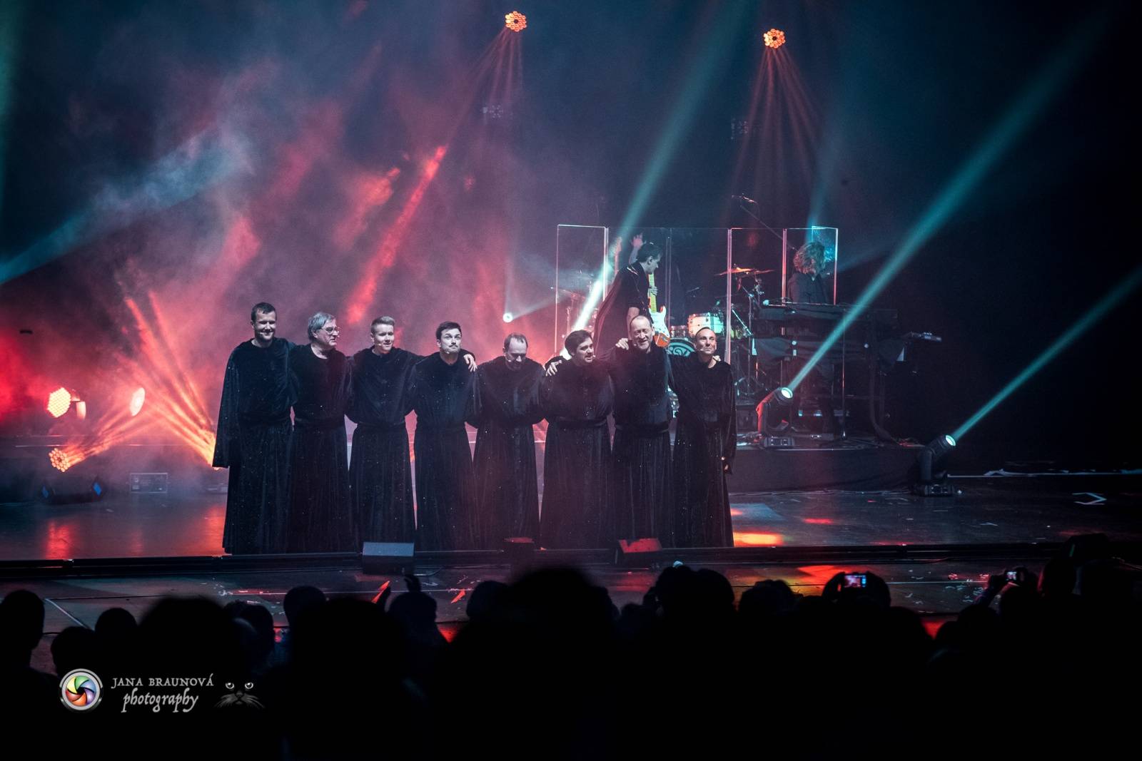 Gregorian ohromili svými chorály a světelnou show Prahu