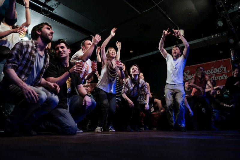 Circus Brothers a Oranžáda roztančili Rock Café balkánskou dechovkou