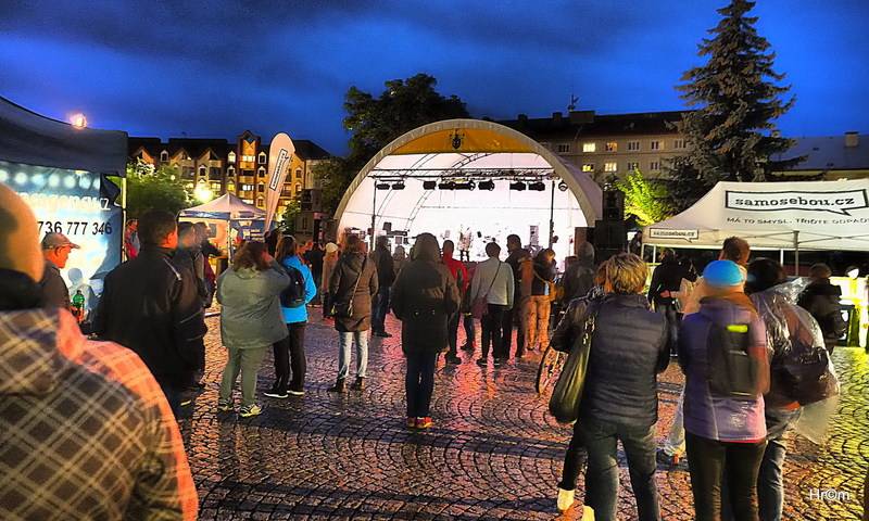 Ekompilace završila své turné v Krnově, na tamním náměstí zářili Wohnout a Thom Artway