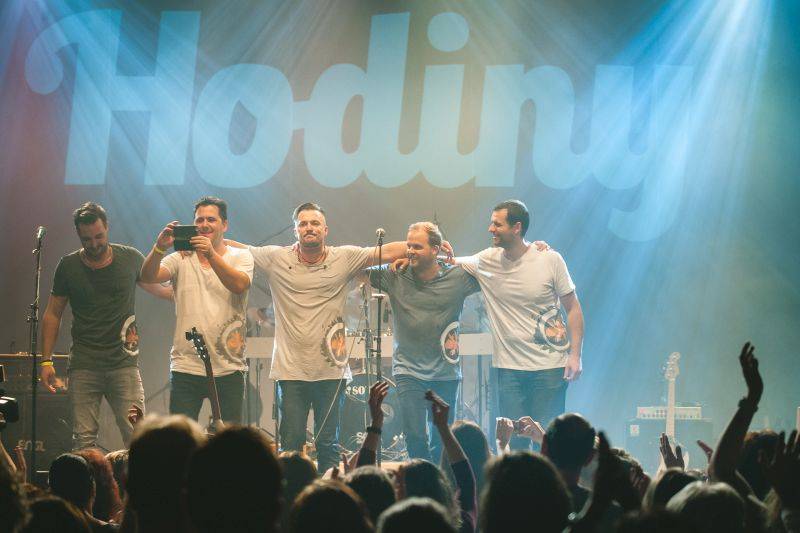 Skupina Hodiny představila v Akropoli nové EP S tebou, Richard Krajčo ho  pokřtil přesýpacími hodinami | iREPORT – music&style magazine