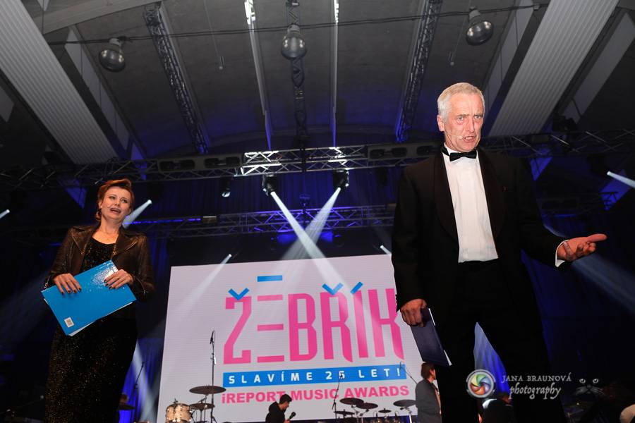 Pětadvacetinami Žebříku provedli Tomáš Hanák a Jitka Schneiderová, pro ceny si chodili i Anna K., Dymytry nebo Divokej Bill