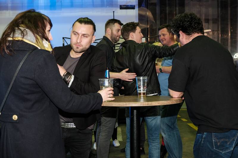 Poklábosit na baru s Tomášem Klusem, Michalem Hrůzou a dalšími hvězdami Žebříku? S VIP vstupenkou žádný problém