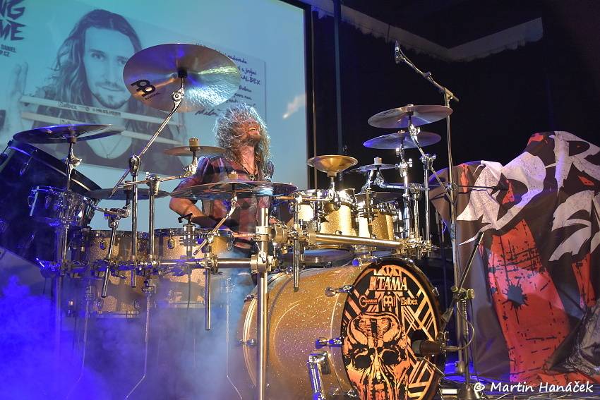 Miloš Meier předvedl v plzeňské Šeříkovce strhující bubenickou show Drumming Syndrome