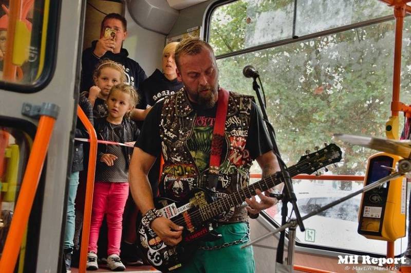 Plzní jezdila punková tramvaj: S.A.S. hráli pro nemocnou Kačenku | iREPORT  – music&style magazine