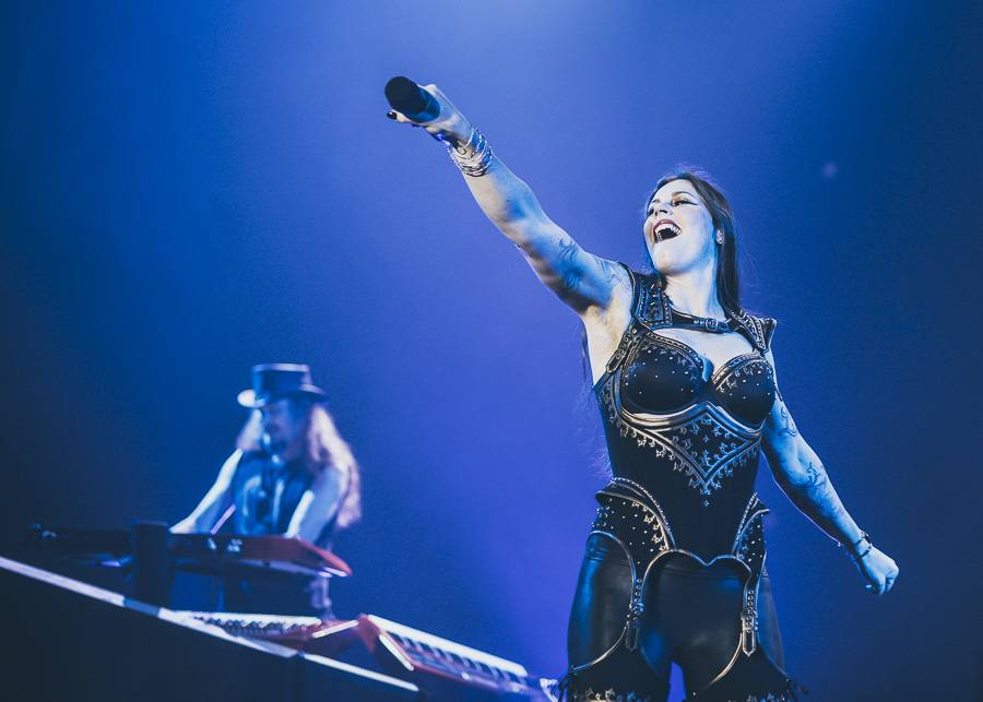 Nightwish naplnili O2 arenu, ohnivé show vévodila princezna bojovnice Floor Jansen