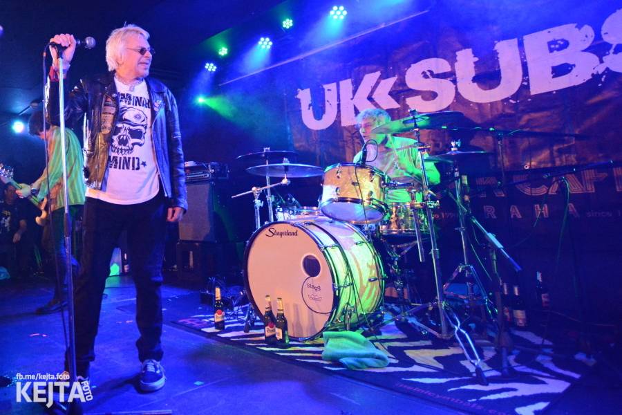 Punková legenda UK Subs to rozjela v pražském Rock Café, předskakovali The Fialky