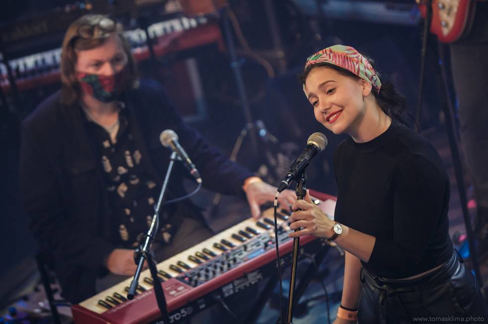 Děkujeme! Čeští hudebníci hráli pro vědce na festivalu, který se vysílal po celém světě