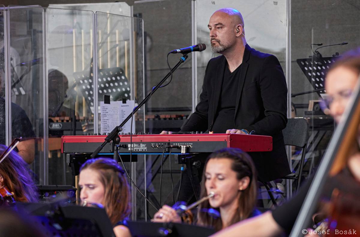 Michal Hrůza zahájil turné Symphonica na zahradě Trojského zámku, kapelu doprovází ženský orchestr i dětský sbor