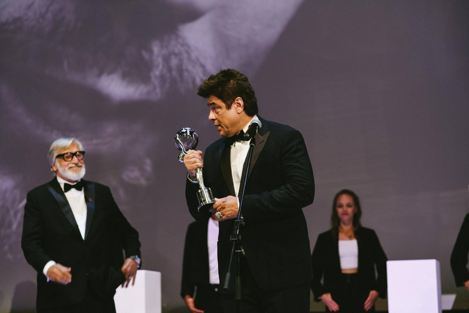 MFF Karlovy Vary vyvrcholil závěrečným ceremoniálem, následovala show Monkey Business s Jakubem Prachařem i Adamem Mišíkem
