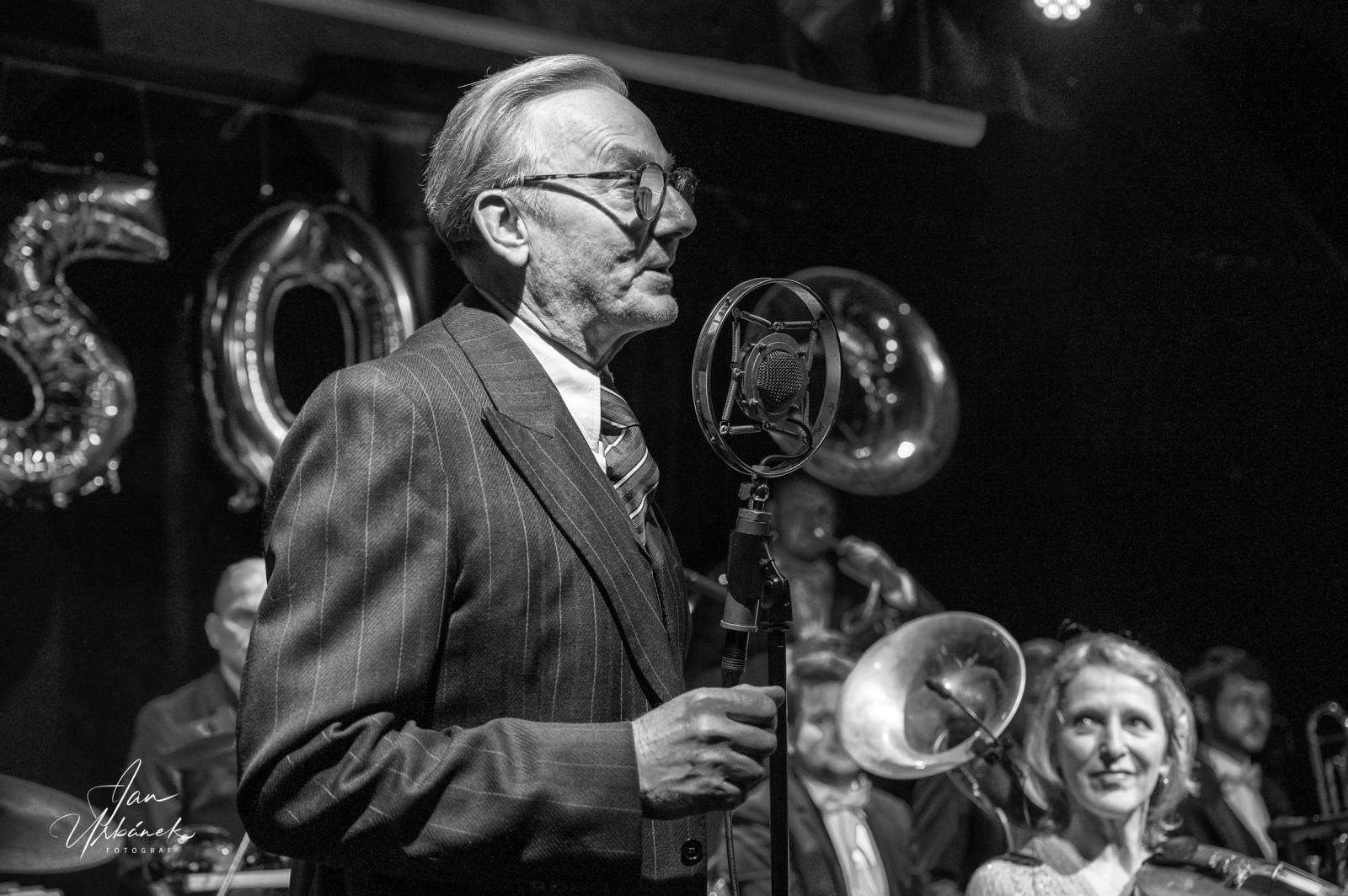 Frontman Original Vintage Orchestra Petr Kroutil slavil padesátiny, přáli mu Michal Malátný, Ondřej Havelka i Karel Vágner