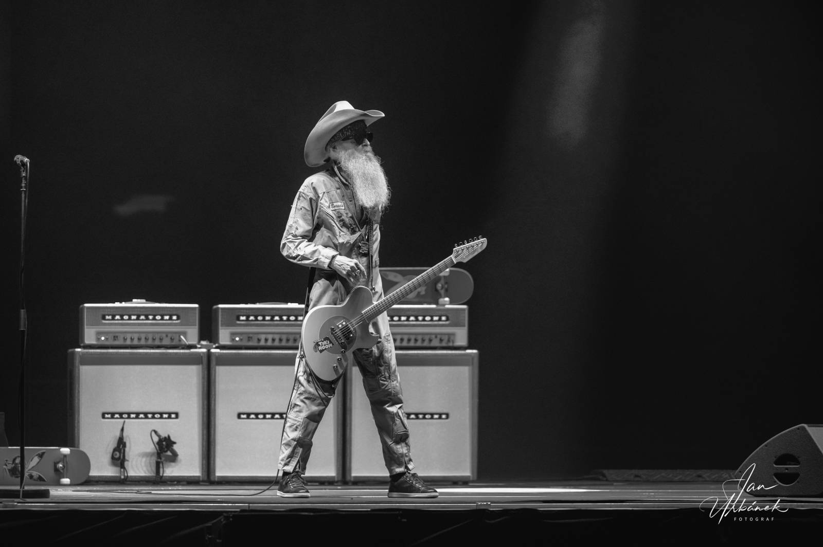 Poprvé bez ZZ Top. Billy F. Gibbons v Praze ukázal, proč se řadí ke kytarovým legendám