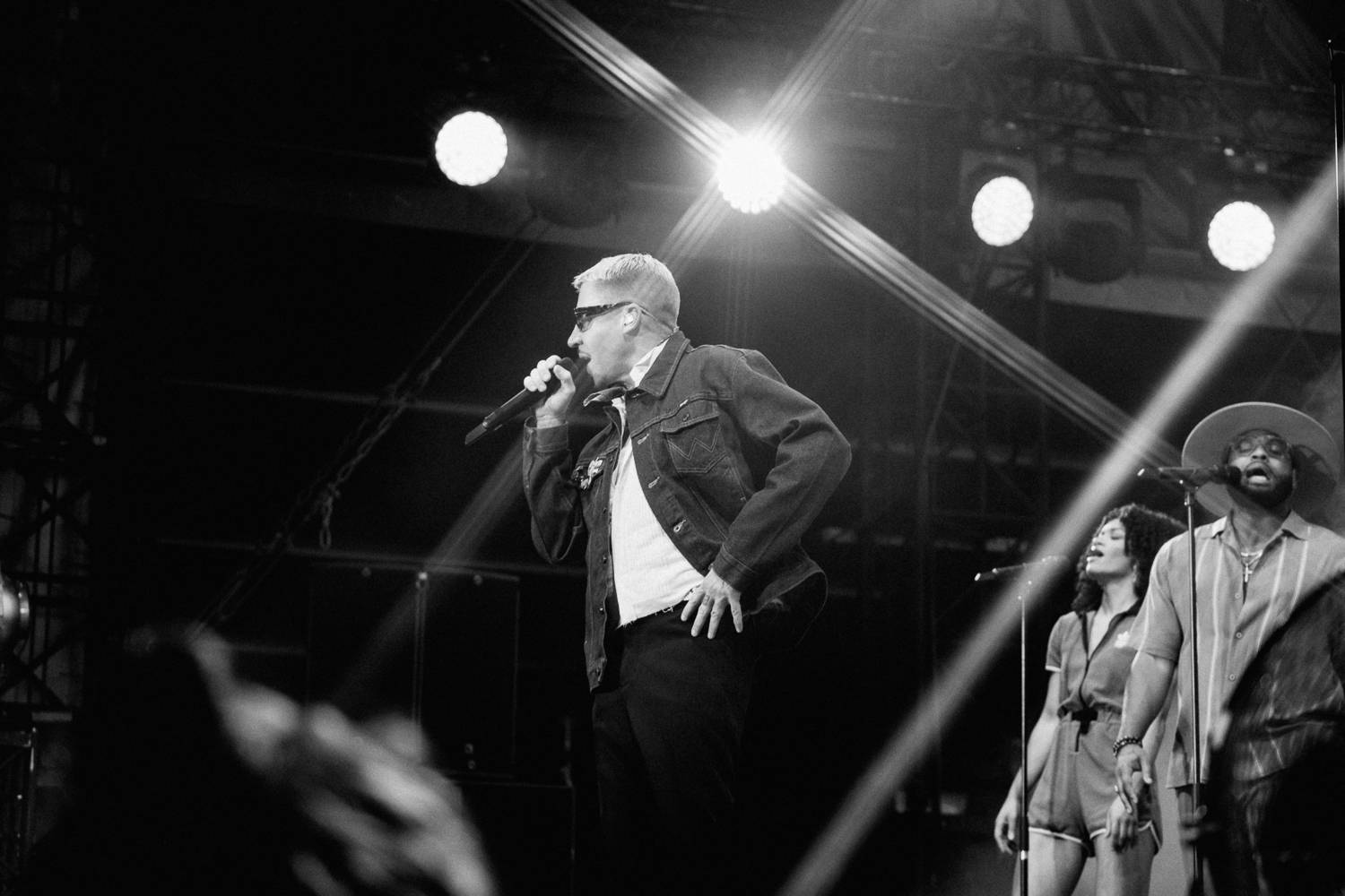 Macklemore nenechal na Goulding a Burna Boyovi nit suchou a rozjel největší show letošních Colours