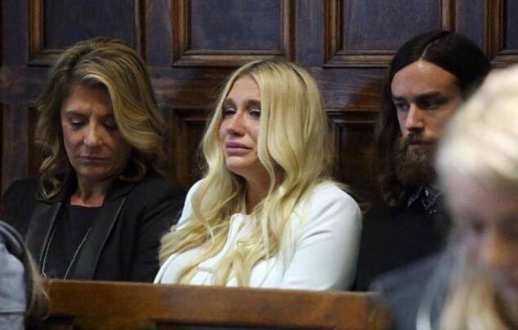 Soud rozhodl: Kesha musí nadále pracovat s Dr. Lukem, který ji údajně sexuálně zneužíval