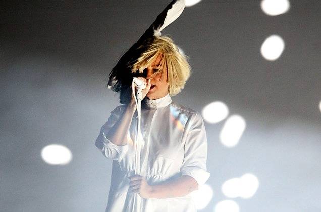Sia odhalila tvář: Na koncertě v Coloradu jí paruku odfoukl vítr | iREPORT  – music&style magazine