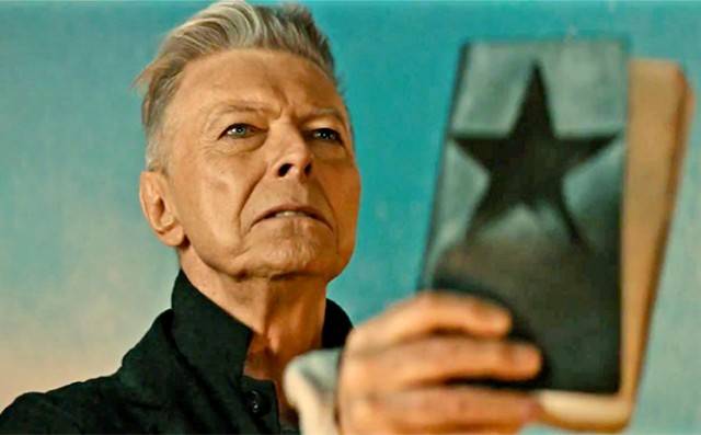 David Bowie získal posmrtně dvě Brit Awards, Chris Martin vzdal hold Georgi Michaelovi