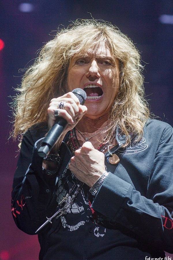 Whitesnake ruší turné, David Coverdale jde na operaci