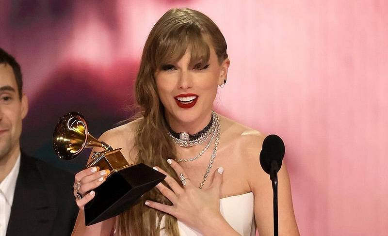 Grammy získali Taylor Swift, Miley Cyrus, Metallica i Beatles, oceněného rapera zatkla policie