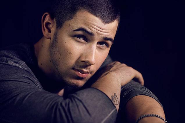 RECENZE: Nick Jonas se na Last Year Was Complicated naváží do bývalky