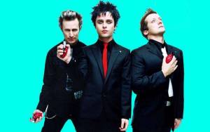 RECENZE: Green Day hrají v revolučním rádiu předvídatelnou hudbu