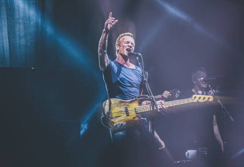 LIVE: Sting v Praze rozdával úsměvy a bohaté dávky čirého muzikantství