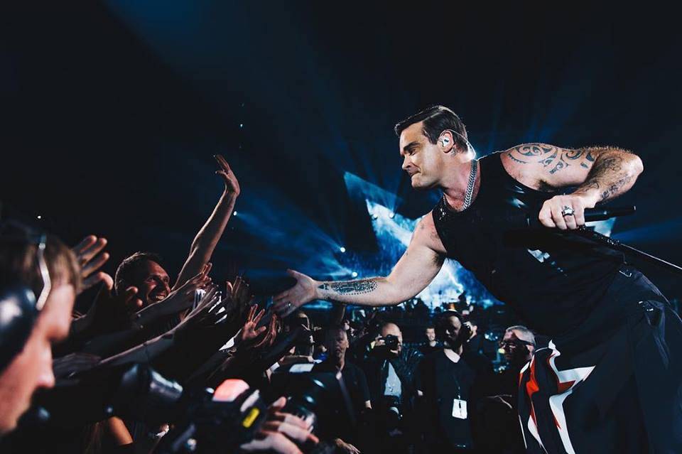 LIVE: Robbie Williams svou famózní show ohromil Prahu, zazpíval si i duet se svou manželkou