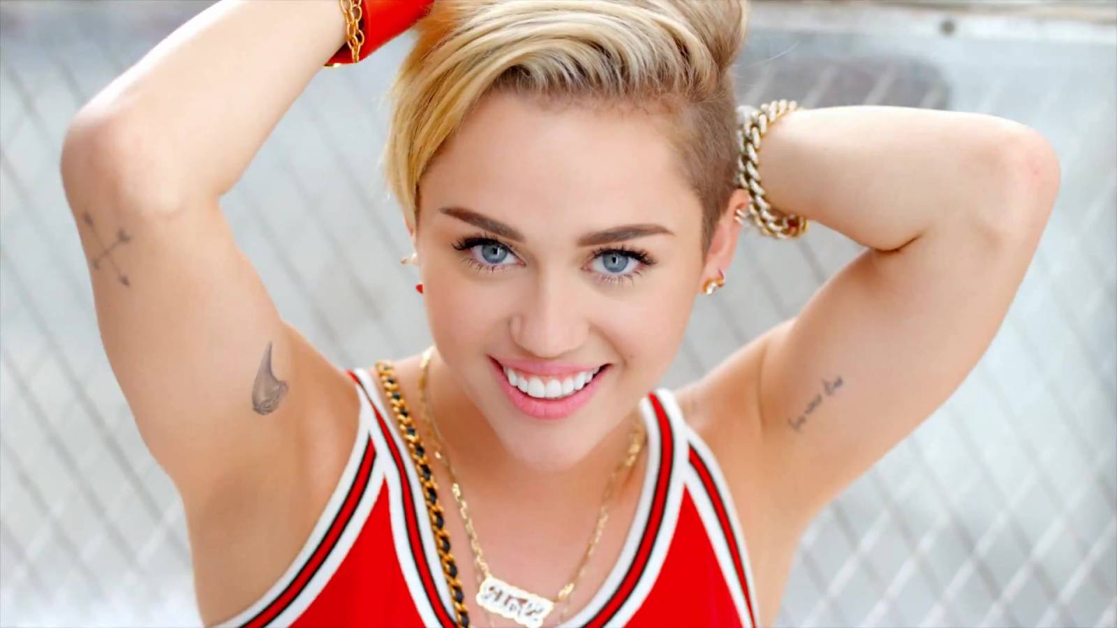 RECENZE: Miley Cyrus si na desce Younger Now dopisuje svou pohádku