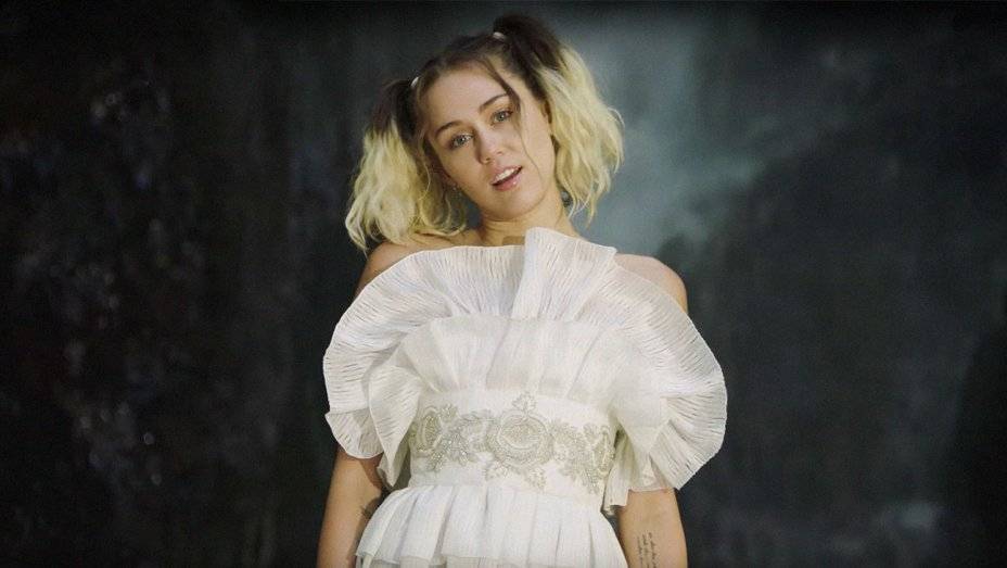 RECENZE: Miley Cyrus si na desce Younger Now dopisuje svou pohádku