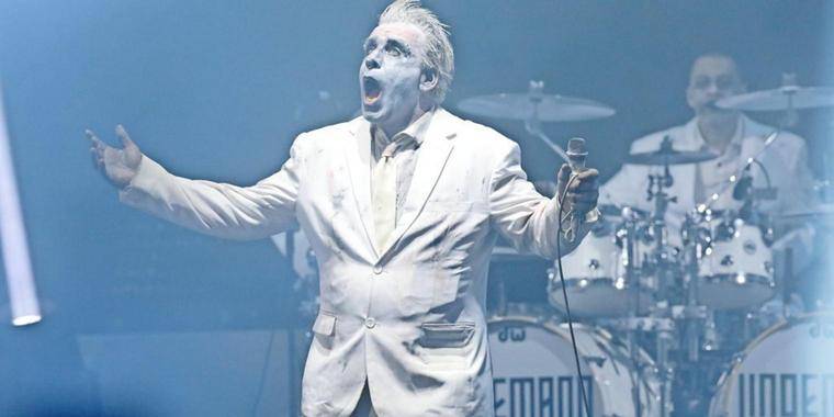 LIVE: (18+) Lindemann nechal pekelnou show Rammstein doma. V Praze pouštěl perverzní videa