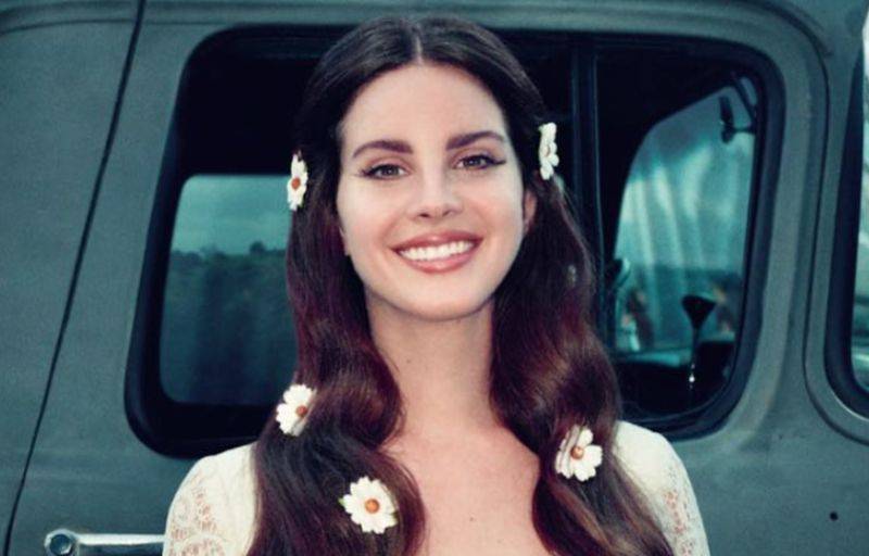 RECENZE: Lana Del Rey novým albem hitparády nezboří, jedna skladba se podobá druhé