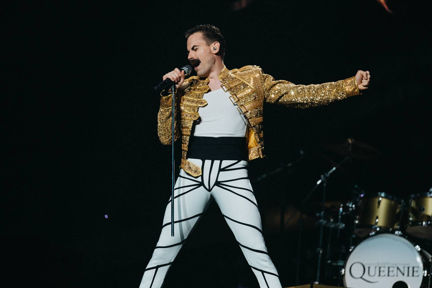 LIVE: Queenie připomněli v O2 areně Freddieho Mercuryho jenom některým