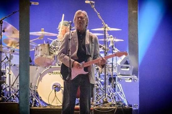 LIVE: Eric Clapton naservíroval pražskému publiku všechny své zásadní hity. Vysloužil si standing ovation