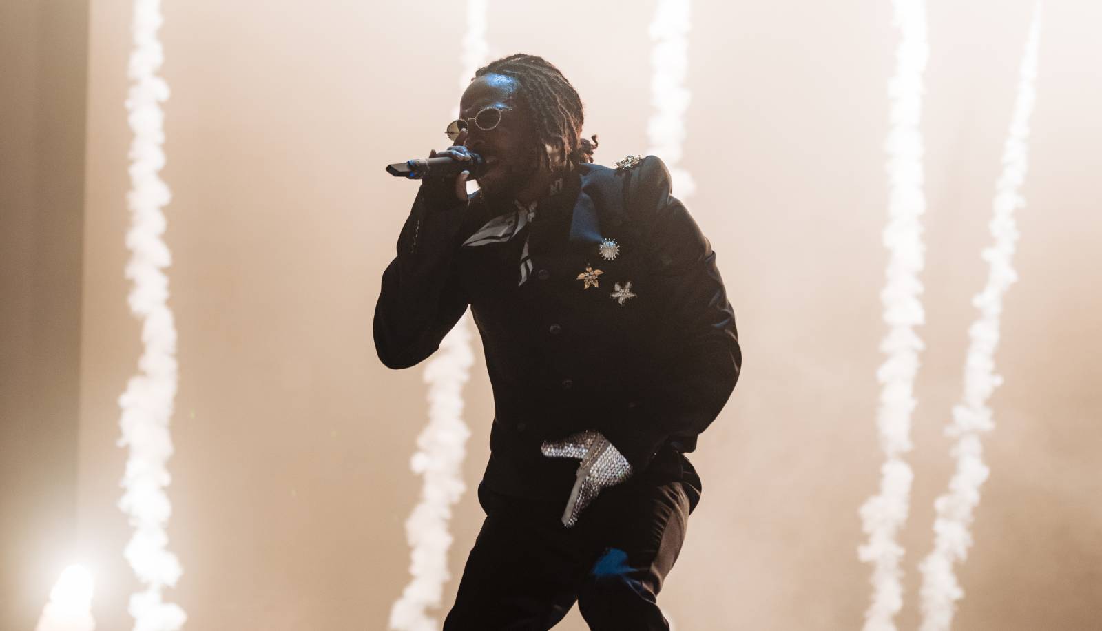LIVE: Kendrick Lamar předvedl Praze show s divadelní výpravou, trnovou korunu za miliony nechal doma