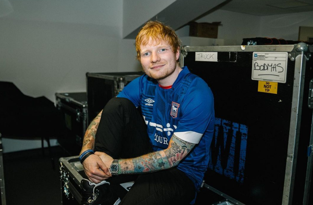 RECENZE: Ed Sheeran zakopal patos a kýč a nahrál skvělou desku