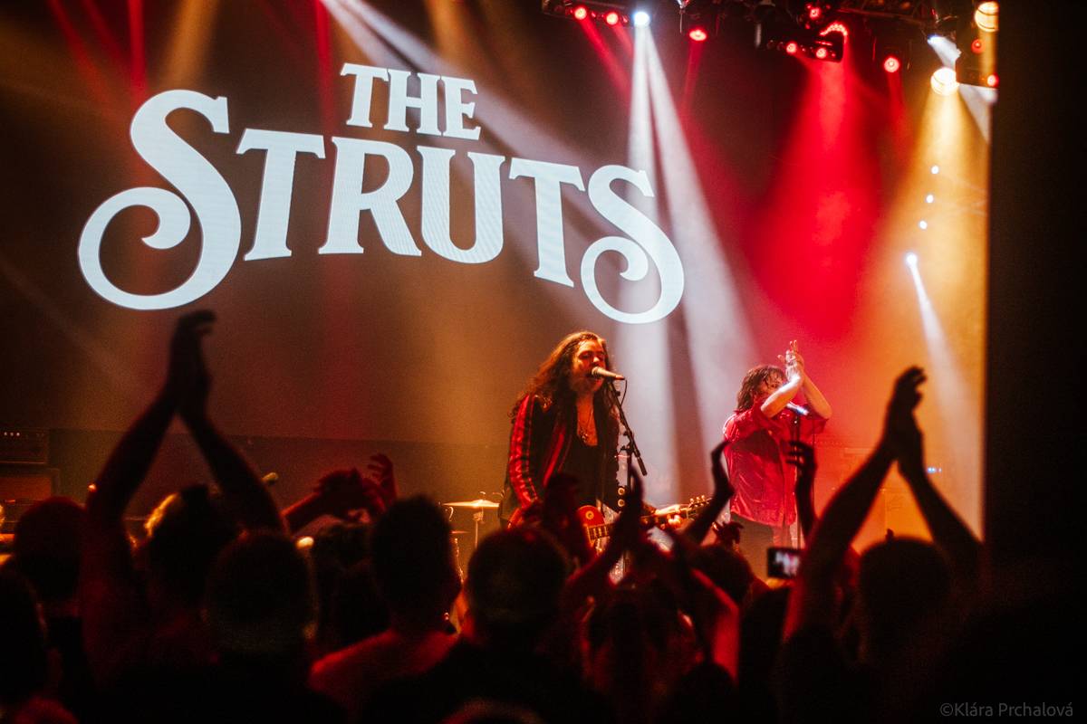 LIVE: Vyprodaný Lucerna Music Bar rozpálili britští rockeři The Struts a Barns Courtney