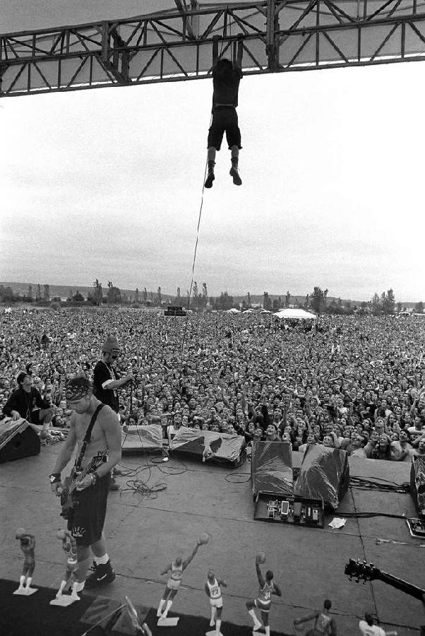 RETRO 2000 | Pearl Jam: Eddie stával na pódiu jak prkno. Změnilo se to, když ho vzal Chris Cornell na pivo