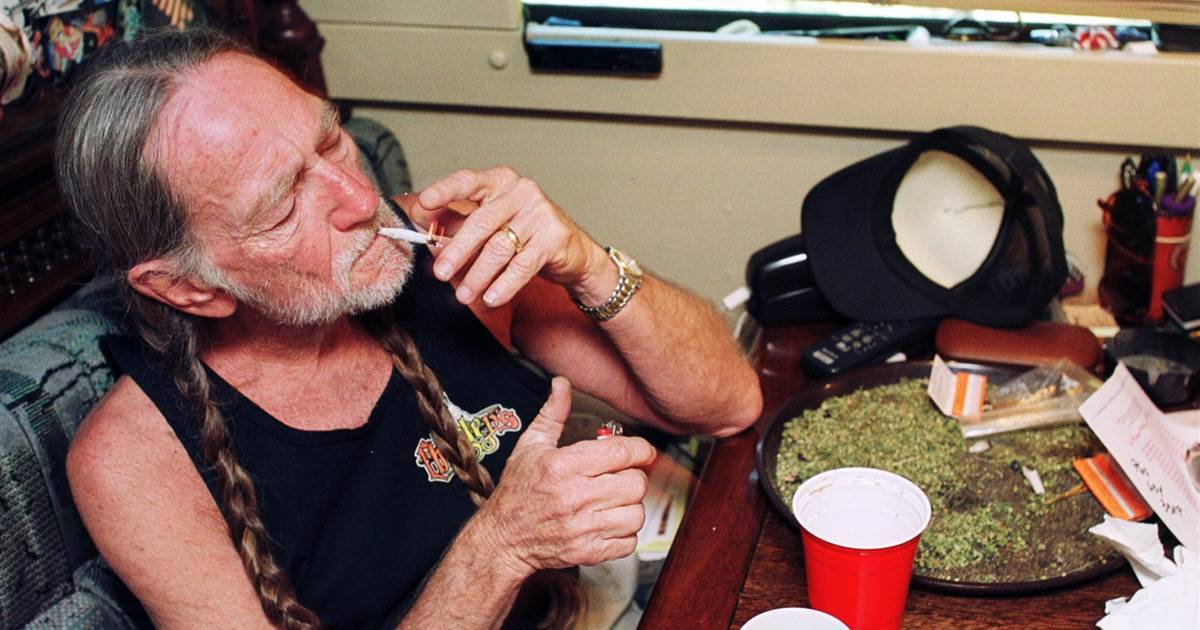 Pohodář Willie Nelson. Robert Plant a syn prezidenta Cartera vzpomínají na „dlouhej kouř“ s country legendou