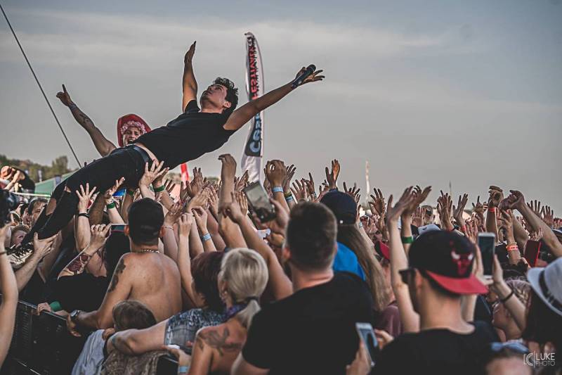 PŘEHLED | České festivaly příští rok přivezou OneRepublic, Slipknot, Simple Plan, Jamiroquai, Tiësta i Nialla Horana