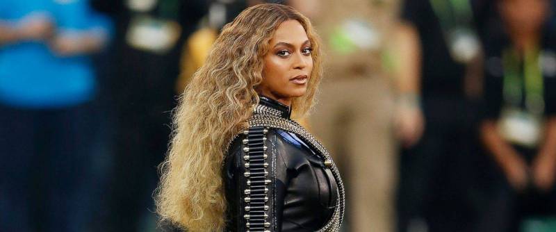 POST SCRIPTUM (32): Američanům se nelíbila politická Beyoncé na Super Bowlu. Chystají protest