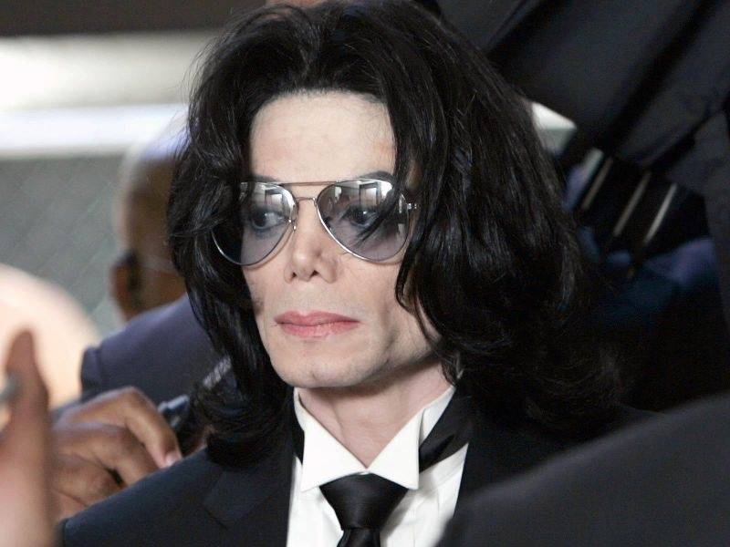 POST SCRIPTUM (51): Michael Jackson nemá klid ani po smrti. Nové materiály prý odkrývají pedofilní minulost