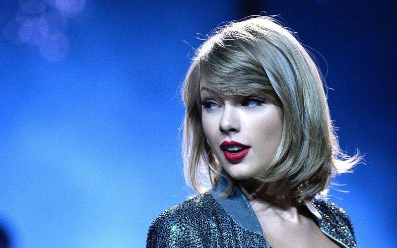 POST SCRIPTUM (55): Svět přihlíží veřejné popravě Taylor Swift rukou Kim Kardashian