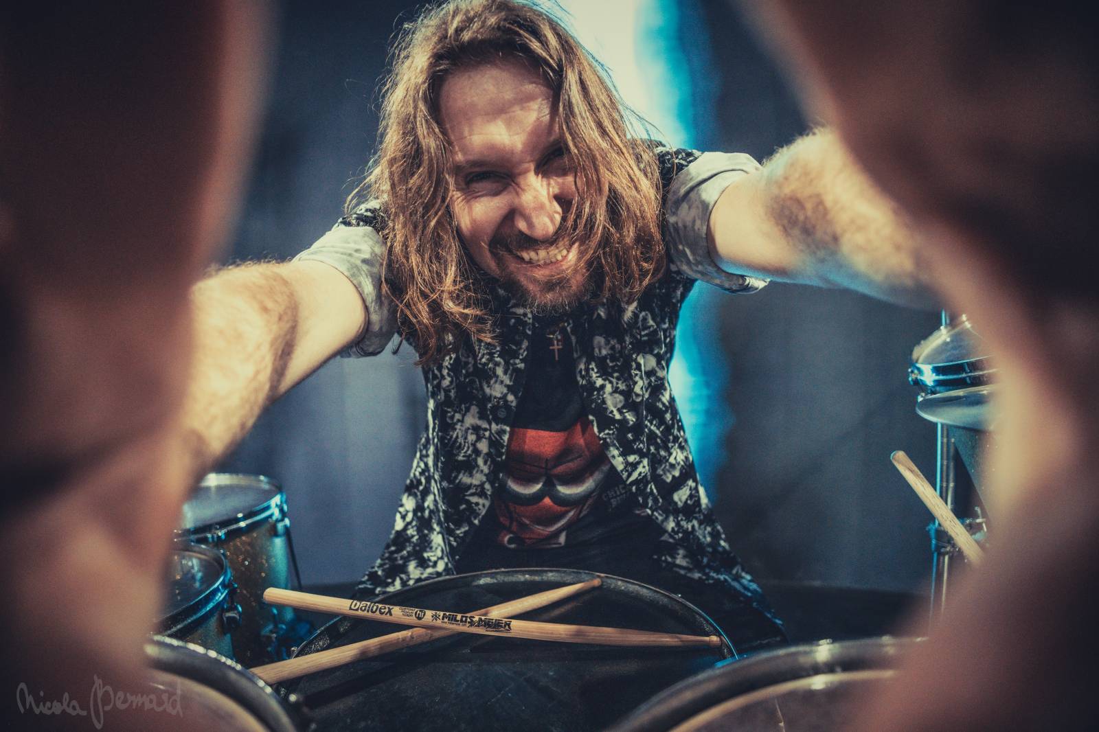 ROCK BLOG | Miloš Meier představuje další video projektu Drumming Syndrome, pozval si do něj roztleskávačky