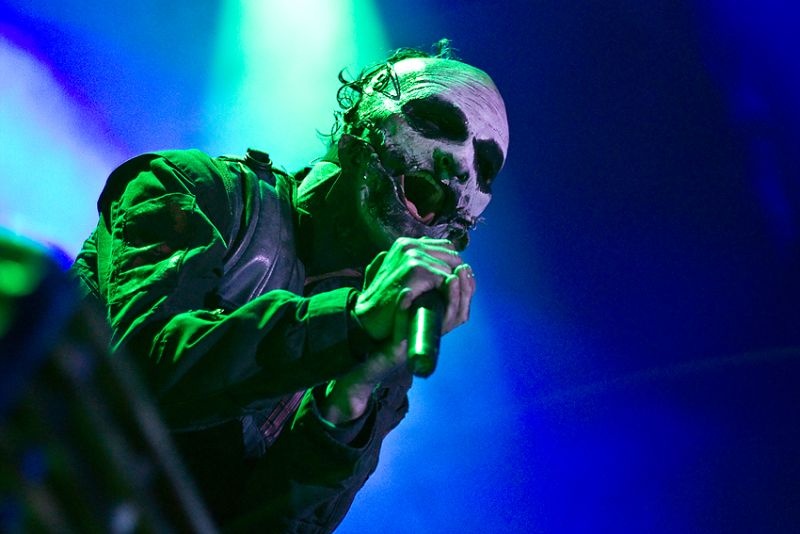 VIDEO: Corey Taylor ze Slipknot vyrazil na koncertě fanouškovi mobil z rukou. 
