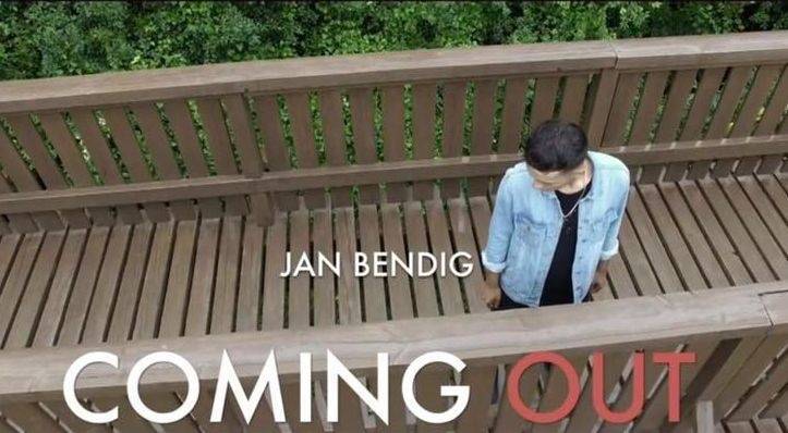VIDEO: Jan Bendig zpívá o svém coming outu