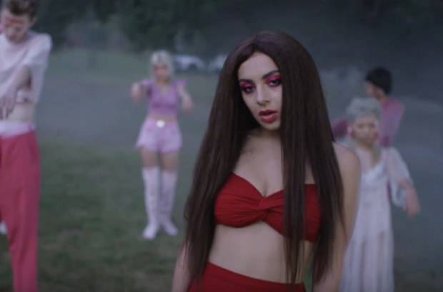 VIDEO: Charli XCX se obklopila zombíky a nahrála novou popovou hymnu