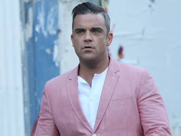 TOP 8 videoklipů týdne: Pokáč a jeho kočičí trable, Robbie Williams rozšiřuje sbírku tetování