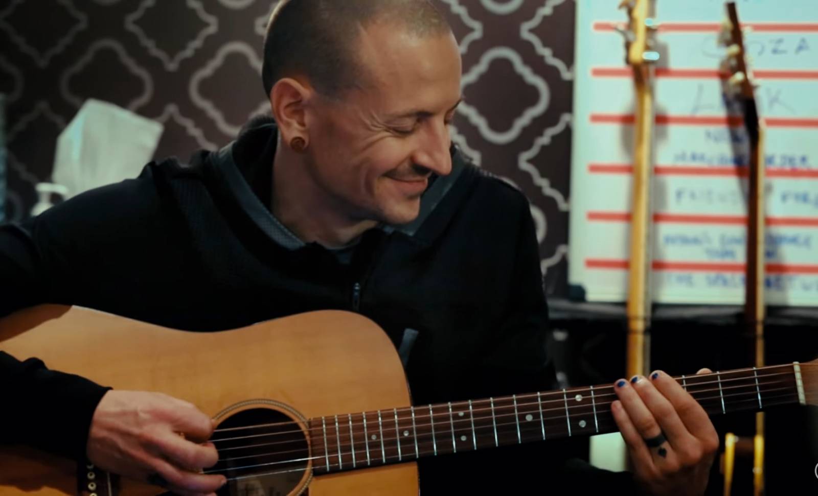 VIDEO: Chester Bennington opět zpívá. Linkin Park ho připomínají písní Friendly Fire